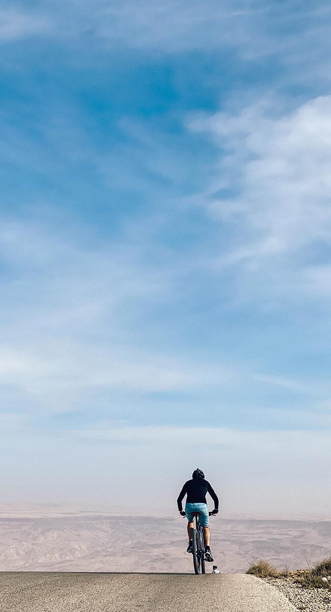 viajar en bicicleta en una ruta de Norte a Sur por Jordania